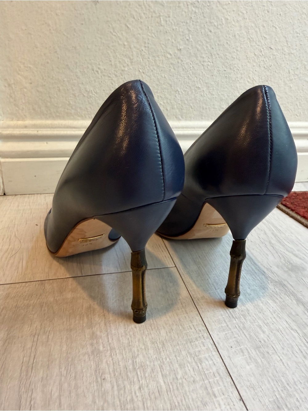 Gucci Navy Pointed Leather Pumps with Sculpted Heel - Picture 3 of 5